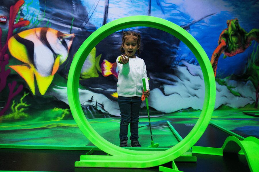 Zurich: Black Light Galaxy Minigolf - Galaxy Golf in Zurich, what it is really like