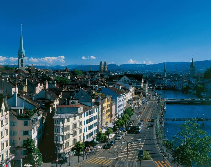Zurich: City Bus Tour with Audio Guide and Lake Cruise - Air-Conditioned Bus Highlights: Bahnhofstrasse, Churches, and Photo Time
