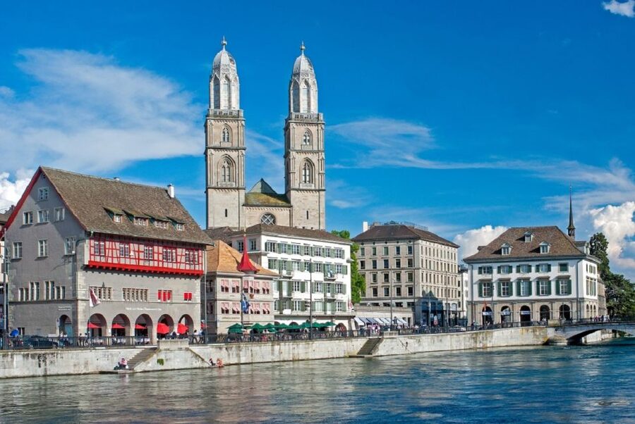 Zurich: City Tour with Lake Cruise + Optional FIFA Museum - Old Town on Foot: Münsterhof, Guild Houses, St Peter’s Clock, and Fraumünster