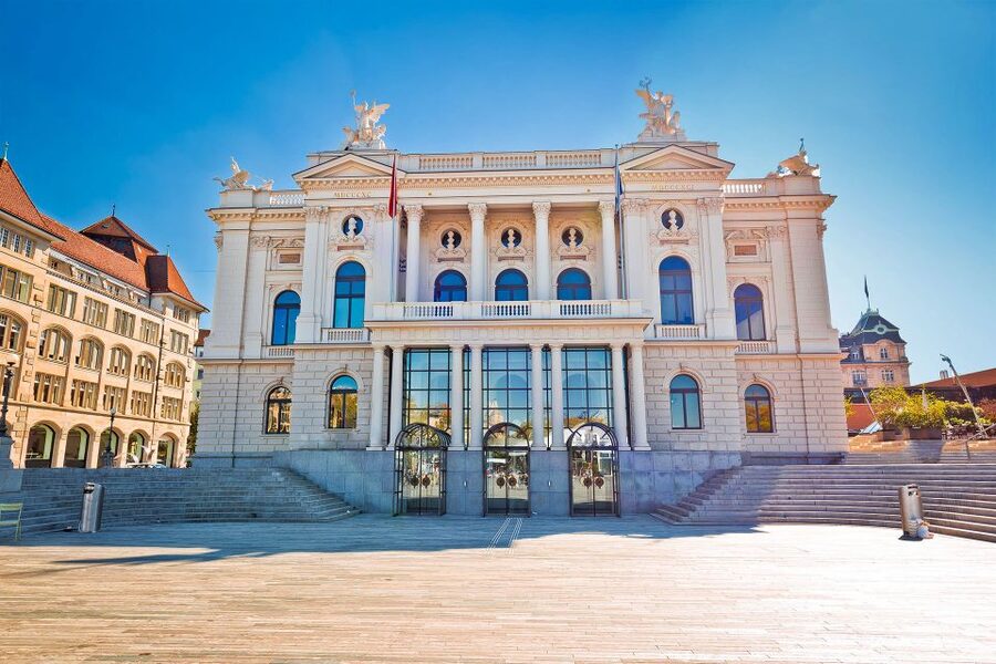 Zurich Discovery Walking Tour - Bahnhofstrasse and Paradeplatz: classic Zurich streets, smart focus