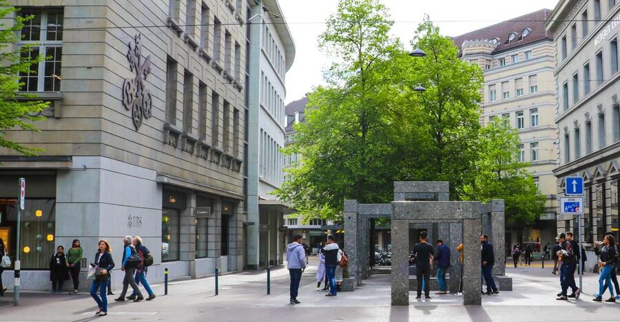 Zurich: Exclusive Swiss Banking Tour with a Local - Bahnhofstrasse and Paradeplatz: When Shopping Streets Used to Be Banks