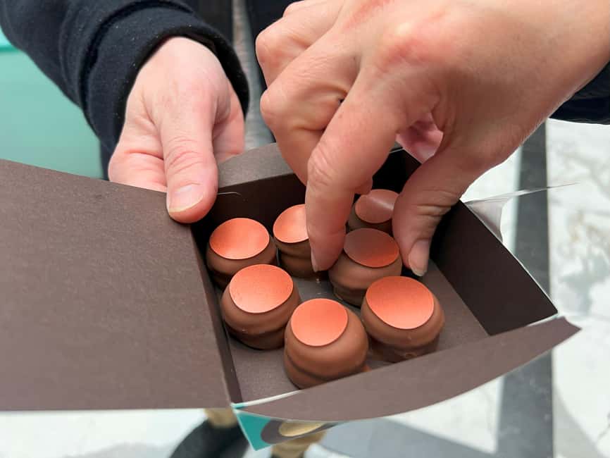 Zurich: Food Tour of 8+ Tastings with Cheeses & Chocolates - Meeting at Bellevue: the start of the Old Town walk