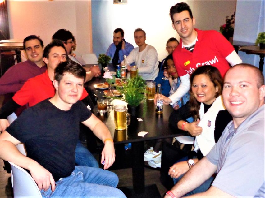 Zurich: Meet new people and enjoy free snacks - Snack time in a relaxed bar setting