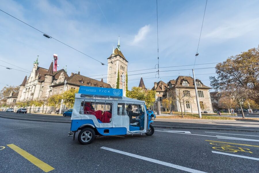 Zurich: Private eTukTuk City Tour - Bahnhofstrasse and Paradeplatz: the walk-in, shop-all-you-can power center