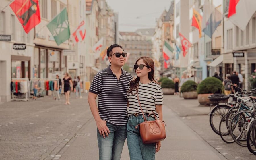 Zurich: Professional Photoshoot at the Best Spots - How the photographer helps you pose, step by step