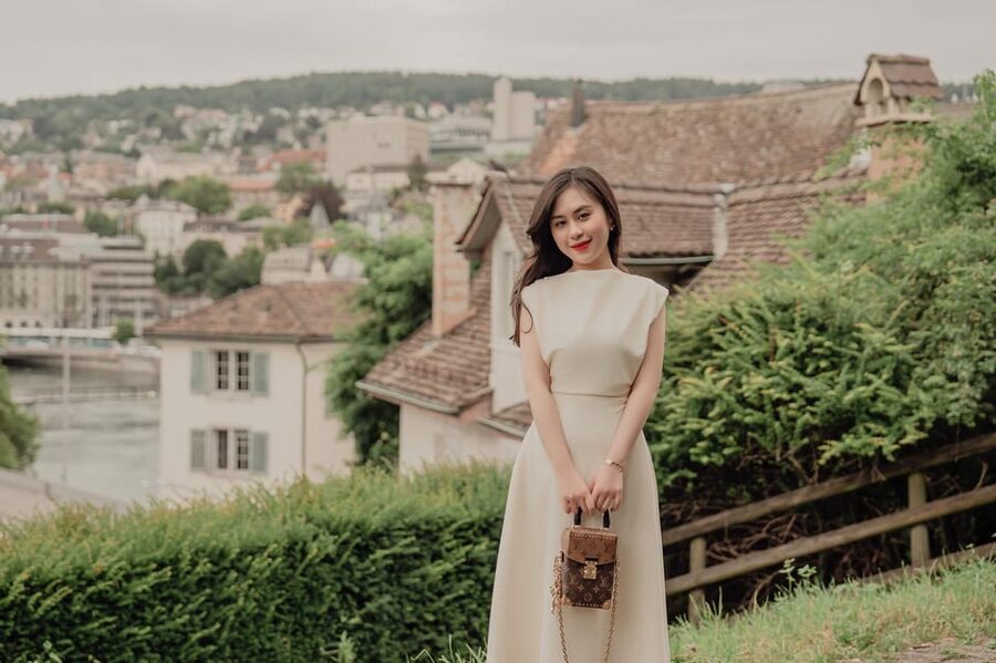 Zurich: Professional Photoshoot at the Best Spots - Lindenhof and the Crash Landing on You view