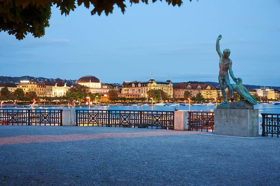Zurich: Stein am Rhein, Rhine Falls & Lake Boat Cruise - Grossmünster and Lindenhof, two viewpoint styles