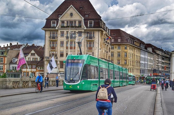 Zurich Walking Tour: Explore Top Sights & Hidden Gems - Lindenhof Hill to Bahnhofstrasse, Roman Roots and Modern Money